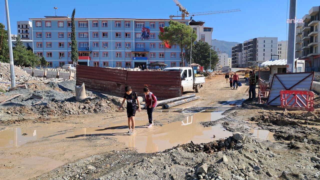 Eğitimde çile: Okullar şantiye, yollar çamur içinde