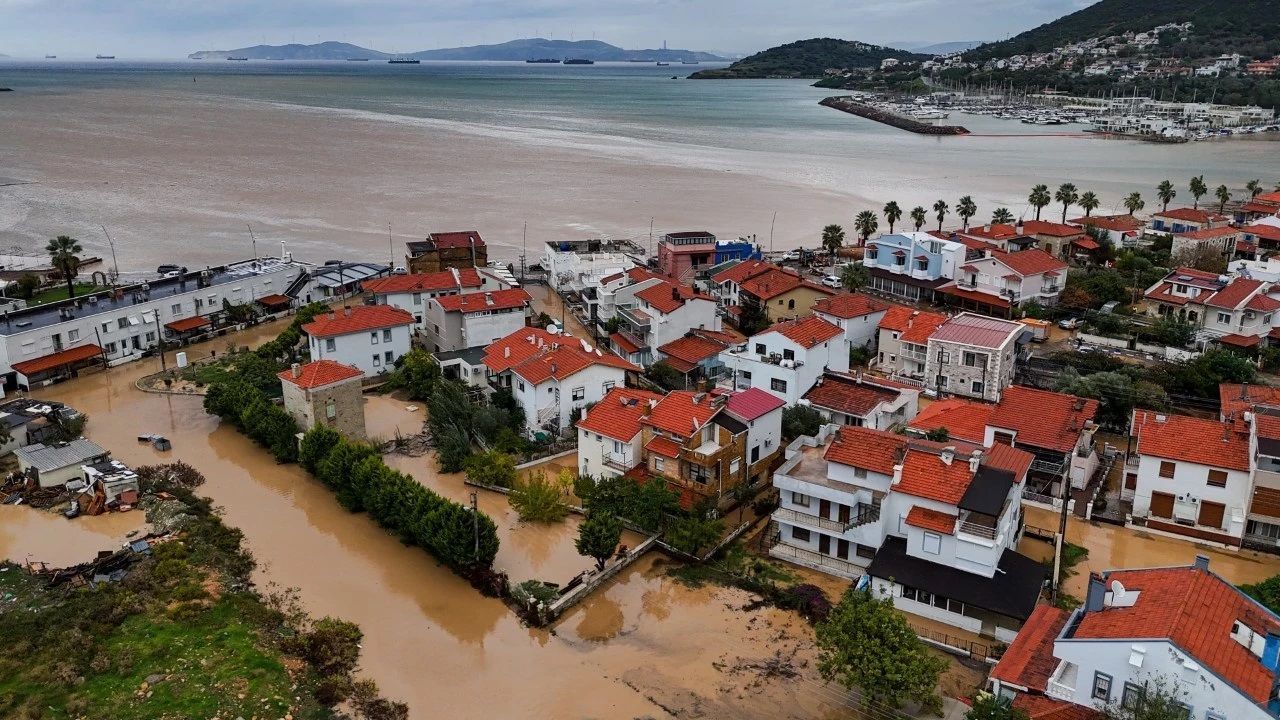 Foça'da selin izleri silinmeye çalışılıyor