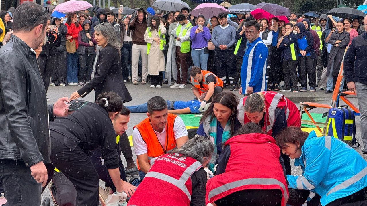 İzmir Büyükşehir Belediyesi'nden afete hazırlık tatbikatı