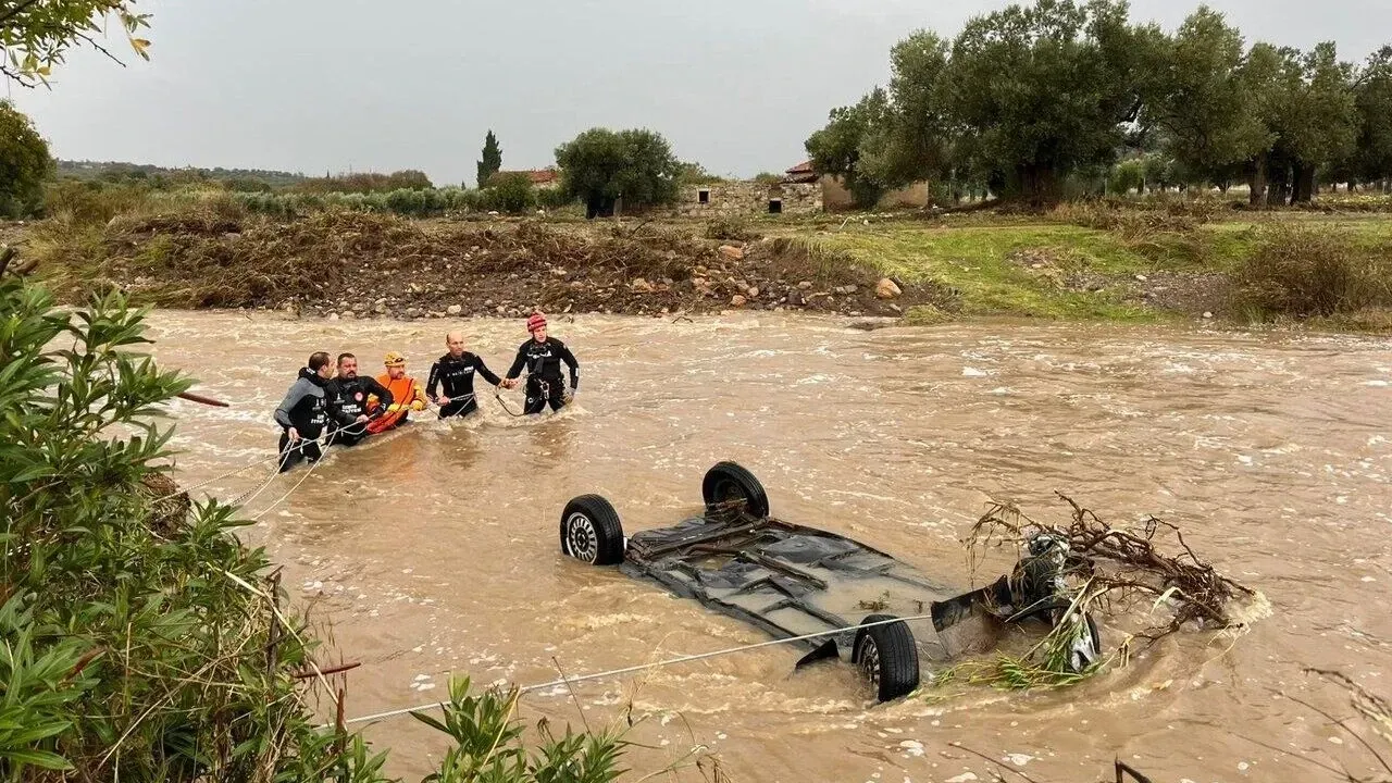 İzmir Foça'da sel felaketi:Balık festivali ertelendi