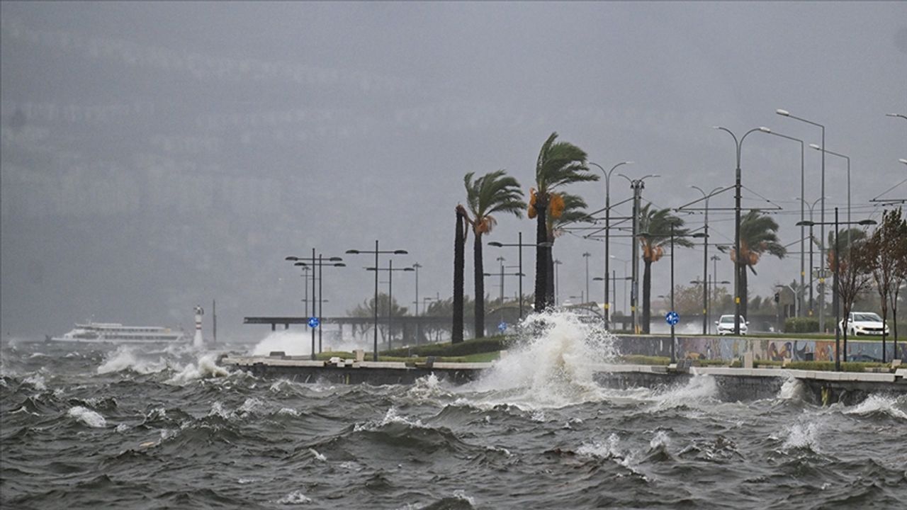 İzmir'de kuvvetli rüzgar ve fırtına uyarısı!
