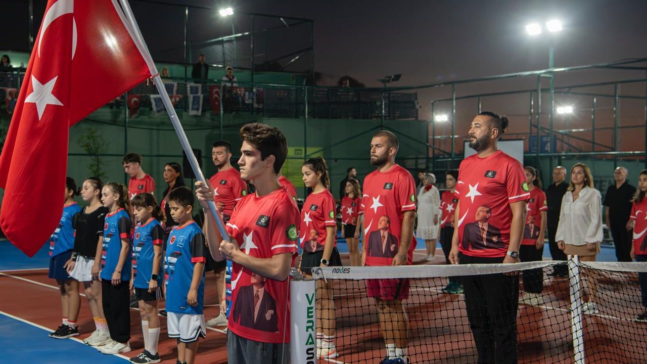 Kuşadası'nda Cumhuriyet coşkusu kortlara taşındı