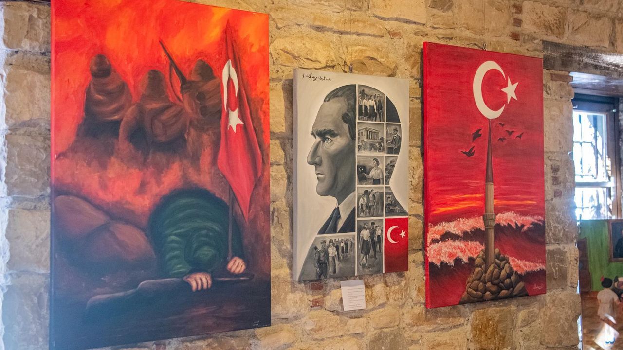 Kuşadası'nda öğrencilerden cumhuriyet sergisi