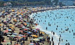 Çeşme Ilıca Plajı'na binlerce kişi akın etti