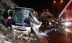 Yolcu otobüsü kamyona çarptı: 1 ölü, 16 yaralı