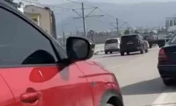 Şerit ihlali yapıp, yol vermeyen sürücünün aracına zarar verdi