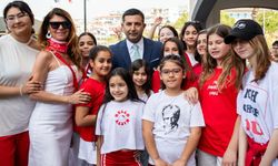 Kuşadası'nda, 23 Nisan Şenliği Renkli Görüntülere Sahne Oldu