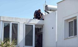 Anahtarını unutunca çatıdan eve girmeye çalışırken düşen emekli polis hayatını kaybetti