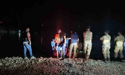 Balık tutmak için nehre giren şahıs akıntıya kapıldı, arama çalışması başlatıldı