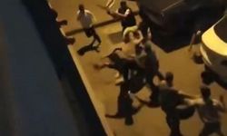 Bayrampaşa’da sandalyelerle birbirlerine öldüresiye saldırdılar: O anlar kamerada