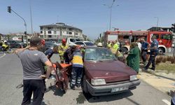 Düzce’de otomobiller çarpıştı, yolcu araçta sıkıştı: 3 yaralı
