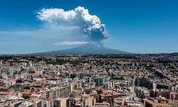 Etna Yanardağı yeniden patladı! Kül bulutları gökyüzünü kapladı