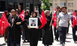 Evlat nöbetindeki aileler: "Umutla çocuklarımızı bekliyoruz"
