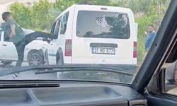 Hayrete düşüren görüntü: Kaza yaptıkları araçtakilere korku dolu anlar yaşattılar