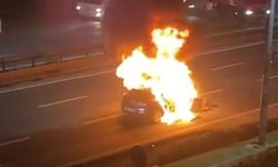 Kağıthane’de bariyere çarpan otomobil alev aldı, o anlar kameralara yansıdı