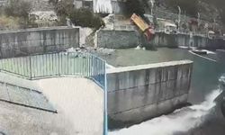 Kamyon dereye uçtu, kaza anı kamerada
