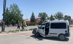 Karaman’da hafif ticari araç aydınlatma direğine çarptı: 1 yaralı
