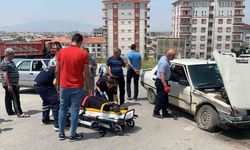 Karaman’da otomobillerin çarpıştığı kaza kamerada: 2 yaralı