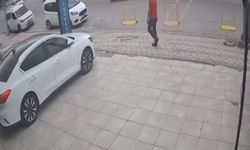 Karşıya geçmeye çalışan yaşlı adama kamyonet çarptı: O anlar kamerada