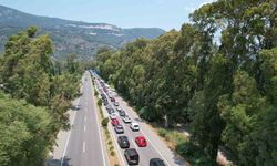 Marmaris-Gökova yolunda 7 kilometrelik araç kuyruğu havadan görüntülendi