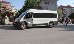 Minibüs ile çarpışan motosiklet sürücüsü hayatını kaybetti