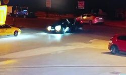 Motosiklet sürücüsü takla atıp otomobilin üzerine düştü... O anlar kamerada