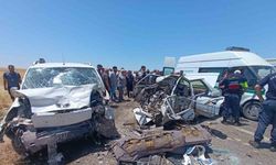Otomobil ile hafif ticari araç çarpıştı: 4 ölü, 1 yaralı