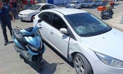 Otomobilin çarptığı motosikletli, havaya fırlayıp camın üzerine düştü