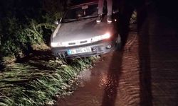 Su borusu patladı, sürüklenen araçtaki sürücü mahsur kaldı