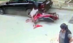Sultangazi’de motosikletli, park halindeki otomobile çarptı