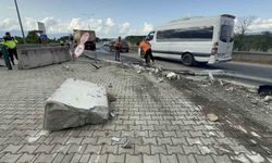 Tır, karayolları binasını teğet geçti: 1 tonluk beton blokları parçaladı