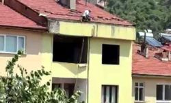 5 katlı binanın çatısında canlarını hiçe saydılar