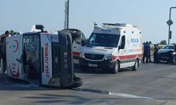 Hasta taşıyan ambulans kaza yaptı, 2 sağlık görevlisi yaralandı