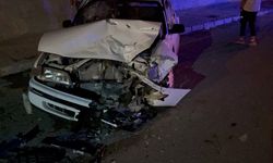 Otomobiller kafa kafaya çarpıştı: 3’ü çocuk 6 yaralı