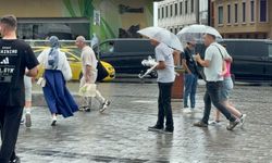 Aniden bastıran yağmura hazırlıksız yakalandılar