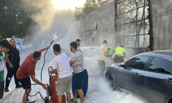 İzmir Konak'ta otopark yangını: 2 araç yandı