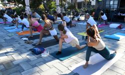 Kuşadası Belediyesi'nden ücretsiz yoga dersleri