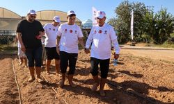 Efeler’de özel bireyler toprağa dokundu
