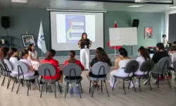 Güzelbahçe Belediyesi’nden kız futbol takımına özel eğitim
