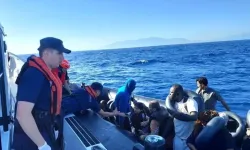İzmir açıklarında 137 düzensiz göçmen kurtarıldı ve yakalandı