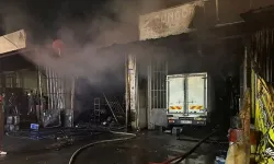 İzmir'de sanayi sitesinde büyük yangın: 3 iş yeri tamamen yandı