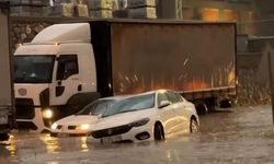 Manisa’da sağanak yağış sokakları göle çevirdi