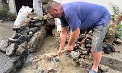 Bayraklı sağanak yağış yolları dereye çevirdi