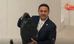 CHP'li Akdoğan, iddianameyi siyah poşete Meclis'te gösterdi: