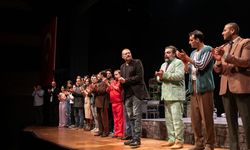 İzmir Şehir Tiyatroları sezonu yeni sahnesinde açtı