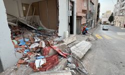 İzmir'de freni boşalan kamyon evin dairesine girdi!