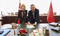 Özgür Özel, Ayşe Kulin'e CHP rozeti taktı