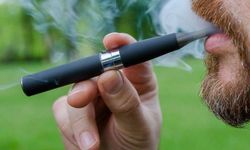 Sigara içmeyen gençler elektronik sigaraya yöneliyor