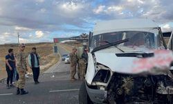 Van'da okul servisiyle tır çarpıştı: 15 yaralı