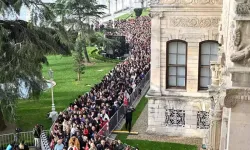 Binlerce vatandaş Dolmabahçe Sarayı'nda